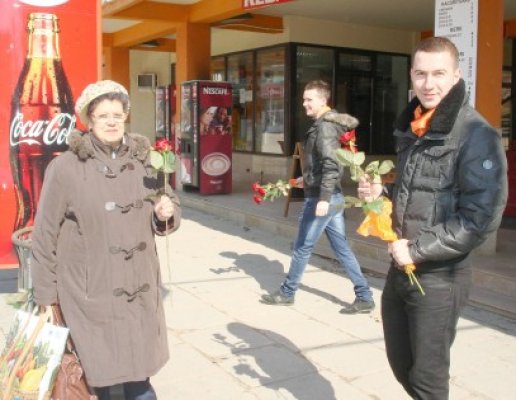 Tinerii pedelişti din Eforie au dăruit flori de 1 Martie